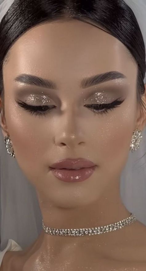 Formal Inspo Makeup, Dreamy Look Makeup, Makeup Ideas Champagne, Quince Makeup Glitter, Makeup Looks For Champagne Dress, Trend Makeup 2024, Bridal Makeup Dramatic, Prom Makeup Glitter, Light Smokey Eye Makeup