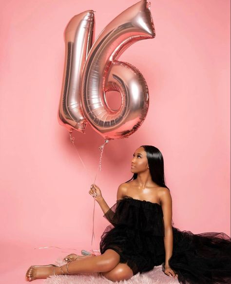 Pink Birthday Pictures, Sixteen Birthday Photoshoot, Pink Sweet 16 Photoshoot, 16th Birthday Photoshoot Ideas, 16 Birthday Photoshoot, Golden Photoshoot, Sweet 16 Party Planning, Preteen Birthday, 16 Photoshoot