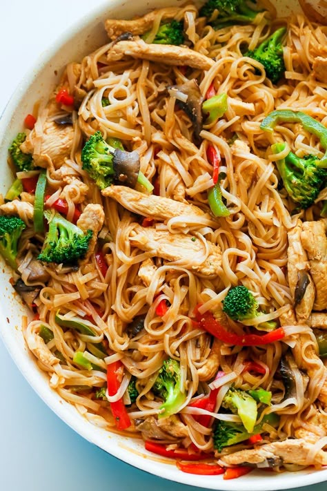 Chicken Stir Fry with Rice Noodles is an easy and delicious weeknight meal loaded with healthy ingredients. A one-pan, 30 minute chicken stir fry recipe. Chicken Stir Fry With Rice, Stir Fry With Rice Noodles, Stir Fry With Rice, Rice Noodle Recipes, Rice Noodles Stir Fry, Chinese Rice, Cibo Asiatico, Stir Fry Recipes Chicken, Noodle Recipe