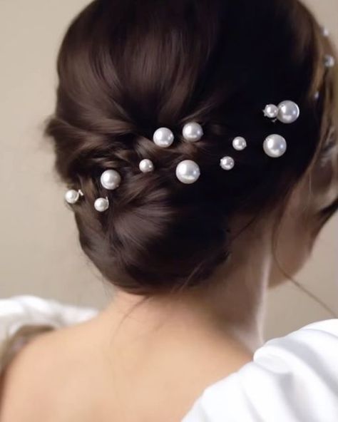 Wedding Inspiration | Wedding Supplier Directory on Instagram: "Wedding pearls to elevate your wedding look ⁠//⁠ ⁠ ⁠ If you’re looking to elevate your wedding look with elegance, the addition of pearls is a luxurious way to do so. ⁠ ⁠ ⁠ Luxury wedding jewellery maker @debbiecarlisle_’s understated pearl wedding headband, teamed with a beautiful scattering of single pearl hairpins creates a contemporary, romantic bridal look 🤍⁠ ⁠ ⁠ Handcrafting each unique wedding accessory in her Sheffield studio, these ethical vegan pearl beauties are made from sustainable luxury Austrian pearls sourced from one of the best crystal design houses in Europe. ⁠ ⁠ __________⁠ ⁠ 𝗥𝗲𝗰𝗼𝗺𝗺𝗲𝗻𝗱𝗲𝗱 𝗪𝗲𝗱𝗱𝗶𝗻𝗴 𝗦𝘂𝗽𝗽𝗹𝗶𝗲𝗿:⁠ ⁠Ethical vegan pearl hair accessories @debbiecarlisle_ ⁠ ⁠ You can find Deb Houses In Europe, Pearl Wedding Headband, Unique Wedding Accessories, Luxury Wedding Jewelry, Pearl Hair Accessories, Wedding Pearls, Pearl Headband Wedding, Jewellery Maker, Bridal Bun