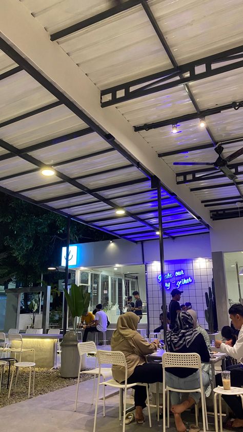 Tempat Aesthetic Cafe, Foto Cafe Aesthetic Malam, Warkop Aesthetic, Kafe Aesthetic, Cafe Jakarta, Coffee Cafe Aesthetic, Cafe Shop Design, Backyard Bar, Outdoor Cafe