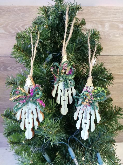 Rustic Clothespin Tree Ornament, Gift Tag Set of 3 Distressed chalk paint White Size: 3.5'' Material: Clothes pin, Jute, Bell, Yarn Stamped Merry Christmas on it. Clothes Pin Christmas Crafts, Clothes Pin Crafts For Adults, Clothespin Crafts For Adults, Pin Ornaments, Painted Clothes Pins, Clothes Pin Ornaments, Clothespin Ornaments, Clothespin Crafts Christmas, Clothespin Diy Crafts