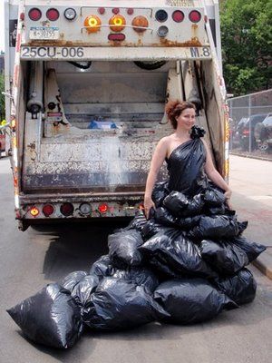 OMG! Must have this!!! :) Garbage Bag Dress, Trash Bag Dress, Trash Fashion, Ugly Dresses, Crazy Dresses, Recycled Dress, Plastic Dress, Diy Kostüm, Weird Fashion