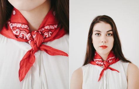 bandana trend how to tie a bandana headscarf style inspiration accessories Tie A Bandana, How To Tie Bandana, Bandana Neck Scarf, Make A Tie, Bobby Pin Hairstyles, Hair Scarf Styles, Head Scarf Styles, Summer Trends Outfits, Arm Party