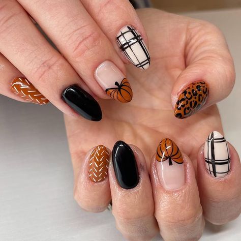 Emilee Crain on Instagram: "fall cuties 🍁🖤" Halloween And Fall Nails, Fall Nails Nail Art, Fall Halloween Nail Designs, Fall Style Nails, Fall Holiday Nails, Stylish Fall Nails, Fall Gel Nails Designs Autumn, Thanksgiving Gel Nails, Fall Nails With Design