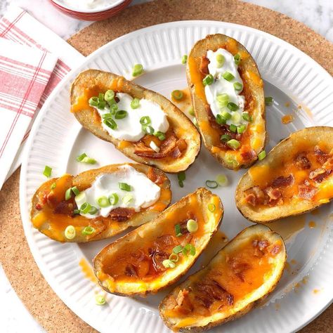 Easy Potato Skins Recipe, Potato Appetizer, Potato Skins Recipe, Potato Boats, Baked Potato Skins, Potatoe Skins Recipe, Cheddar Potatoes, Restaurant Copycat, Tgi Fridays