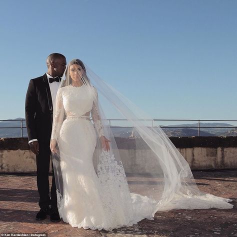 Kim Kardashian Wedding Dress Kanye, Kim Kanye Wedding, Kardashian Wedding Dress, Kim Kardashian Wedding Dress, Kanye West Wedding, Fürstin Charlene, Kim Kardashian Wedding, Kardashian Wedding, Kardashian Makeup