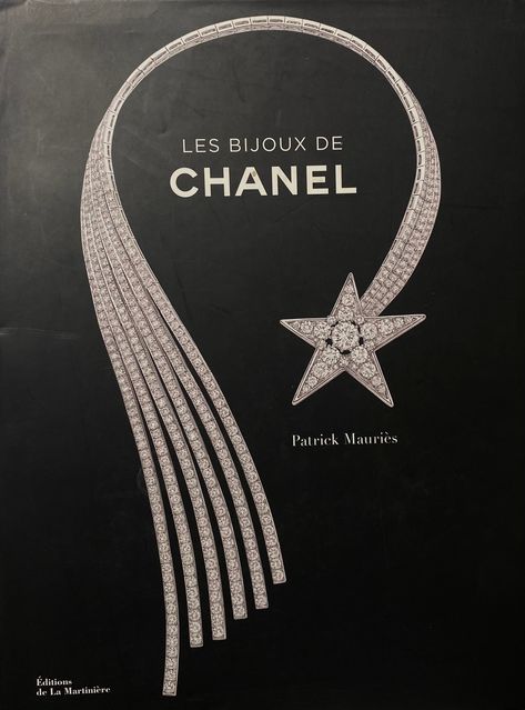 CHANEL -Broche fleur en métal argenté pavée de strass. Travail de l'atelier Goossens pour Chanel vers 1955. Condition : Très bon état Dimensions : 3,5 cm x 4,5 cm Broche Chanel, Chanel Brooch, Chanel Boutique, Gold Ounce, Coco Chanel, United Kingdom, Coco, Period, Typography