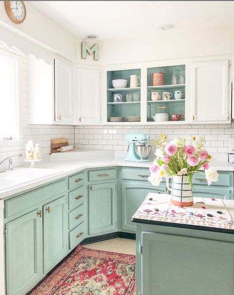 Chalk Painted Cabinets, Chalk Paint Kitchen Cabinets, Chalk Paint Kitchen, Kitchen Cupboards Paint, Painted Cabinets, Two Years Later, Painted Kitchen, Casa Vintage, Sopot