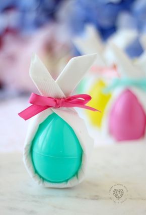 Use napkins and an egg to make a cute Easter bunny, great for Easter dinner! #Easter #EasterEggs #DecoratingEasterEggs #DIYEasterDecor #EasterCraft Tire Hacks, Folding A Napkin, Make Bunny Ears, Soap Jellies, Diy Bunny Ears, Potato Planters, Diy Osterschmuck, Decorating Hacks, Smart School House