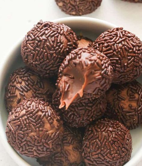 Brazilian Cookies, Brazilian Candy, Brigadeiro Recipe, Brazilian Chocolate, Brazilian Desserts, Christmas Cookie Party, Brazilian Recipes, Decadent Chocolate Desserts, Candy Recipes Homemade