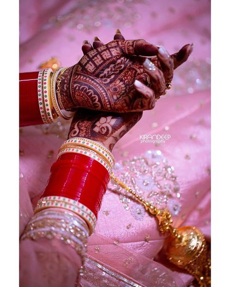 😍😍 Chooda Designs, Wedding Photography Indian, Mehendi Photography, Wedding Chura, Bridal Jewellery Inspiration, Photography Indian, Bridal Chura, Bridal Photography Poses, Mehndi Design Pictures