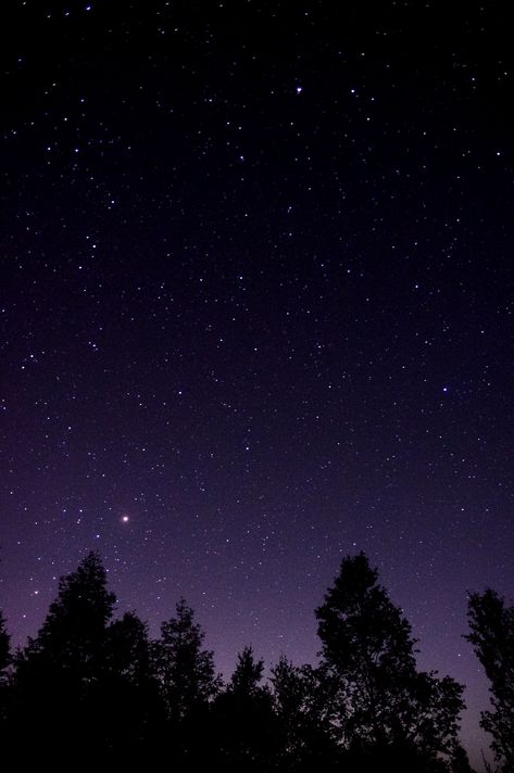 Stars Aesthetic Night Skies Purple, Purple Night Sky, Starry Night Wallpaper, Moon And Stars Wallpaper, Dark Background Wallpaper, Night Sky Photography, Instagram Background, Sky Pictures, Dark Wallpaper Iphone