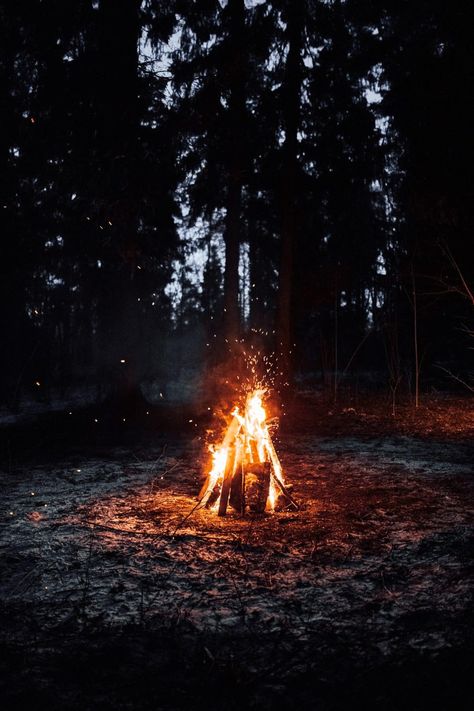 bonfire for beltane Winter Solstice Celebration, Raw Pictures, How To Use Lightroom, Traditional Healer, Solstice Celebration, Setup Gaming, Magia Das Ervas, New Wallpapers, Fire Image