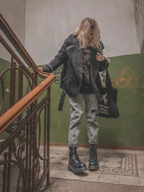 Punk Fall Outfits Grunge, Pop Punk Outfits Winter, Gray Grunge Outfit, Alternative Winter Outfits Grunge, Emo Christmas Outfits, Grunge Outfit Winter, Winter Punk Outfits, Winter Grunge Outfits Cold Weather, Grunge Winter Outfits Cold