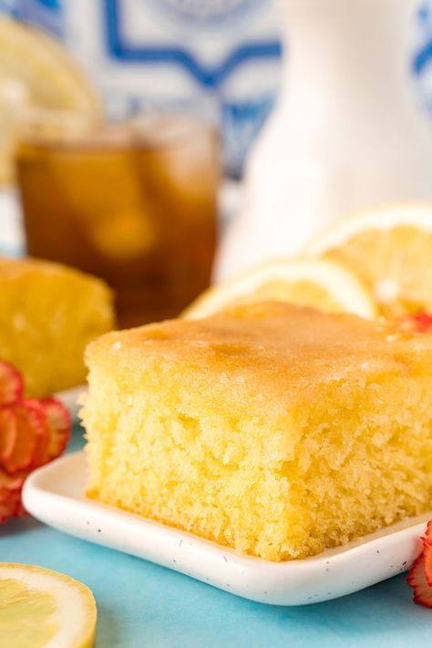 Mary Berry's Lemon Drizzle Cake is a tender, bright lemon cake that's covered in a 2-ingredient lemon drizzle creating a delicious crunch! Prep this tasty dessert in just 15 minutes! Lemon And Berry Desserts, Best Lemon Drizzle Cake Recipe, Mary Berry Lemon Drizzle Cake, Best Lemon Drizzle Cake, Lemon Crunch Cake, Lemon Drizzle Icing, Lemon Drizzle Traybake, Lemon Drizzle Cake Recipe, Bun Recipes