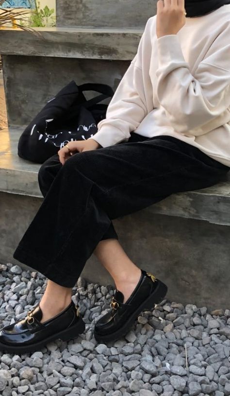 Sepatu Docmart Wanita, Ootd Loafers, Sepatu Docmart, Casual Chic Outfits, Dress Gamis, Modern Hijab Fashion, Stylish Hijab, Hijab Fashionista, Muslim Outfits Casual