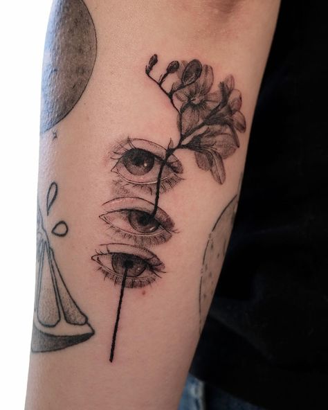 🌸👁️👁️🌸✨thank you Jing for your trust + healed skull and eye (~4 months) Took 1 hour 20 mins Healed otter and Raccoon by @khanithakat 🖤 Booking for May-July @inkpress.studio 🌸 Booking for Chicago @crispyaura.studio ☀️ 🌷 🌷 🌷 Pictured: Three eyes with a flower growing from the pupils done in black and grey ink on the forearm. There are bits of white highlights as well. 🪻 🪻 🪻 @cheyenne_tattooequipment @intenzetattooink @masttattoo.official 🌸🌸🌸 #eyetattoo#cutetattooideas#tewetubby#blac... Three Eye Tattoo, Witchy Eye Tattoo, Floral Anatomy Tattoo, Flower With Eyes Tattoo, Flower Eyeball Tattoo, Flowers Growing Out Of Skull, Multiple Eyes Tattoo, Eye Moth Tattoo, Otter And Raccoon