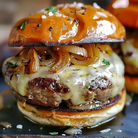 French Onion Soup Burgers Onion Soup Burgers, Camembert Recipes, Classic French Onion Soup, Seafood Bisque, Onion Burger, Cheese Sticks, French Onion Soup, French Onion, Onion Soup