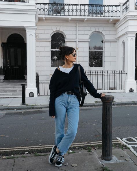 Chloe Miles on Instagram: “October uniform 🖤 Jumper was second-hand from @depop last year, everything else is over three years old fast fashion #OldItemSpotlight” Chloe Miles, Mom Jeans Outfit Winter, Venus Fashion, Old Outfits, Mom Jeans Outfit, Jumper Outfit, Mum Fashion, Outfit Invierno, Outfit Jeans