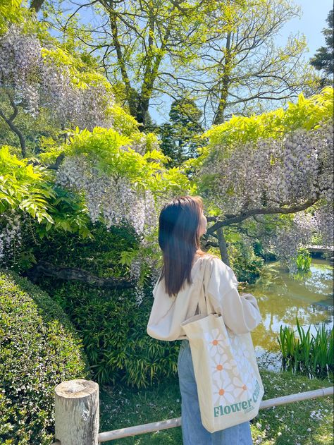 garden photoshoot ideas aesthetic nature outfit cute asia Aesthetic Garden Pics, Japanese Garden Outfit Ideas, Japan Photoshoot Aesthetic, Korean Outdoor Photoshoot, Garden Pictures Poses Aesthetic, Nature Outfits Aesthetic, Garden Pictures Poses, Japanese Garden Photoshoot Ideas, Garden Photoshoot Ideas