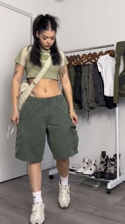 Cargo Shorts Outfits Women, Style Cargo Shorts, Jorts Outfit, Summer Casual Outfits, Flirty Summer Dresses, Street Style Outfits Casual, Mode Hipster, Shorts Outfits Women, Style Cargo