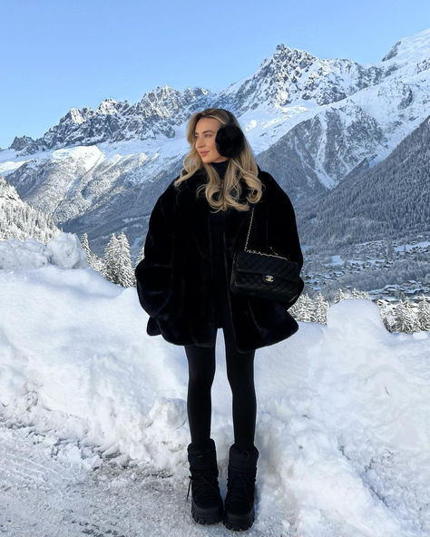 Black winter snow outfit Snow Cold Weather Outfits, All Black Skiing Outfit, Black Snow Outfit, Cute Winter Outfits Aesthetic Snow, Snowy Mountain Outfit, Afterski Outfit, Snow Fashion Outfits, Ski Outfits For Women Black, Alt Snow Outfits