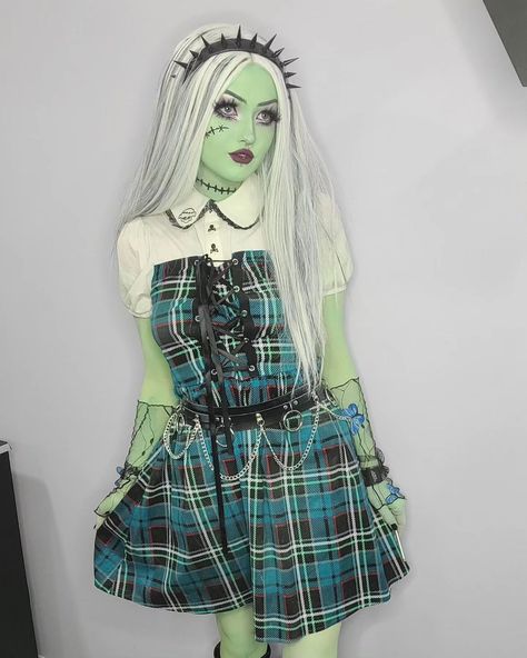 Frankie Stein Cosplay Aesthetic, Draculara And Frankie Halloween, Frankinstine Monster High, Frankiestein Costume Monster High, Frankie Stein Costume Diy, Frankie Costume Monster High, Frankie Monster High Cosplay, Frankie Halloween Costume, Frankie Monster High Costume