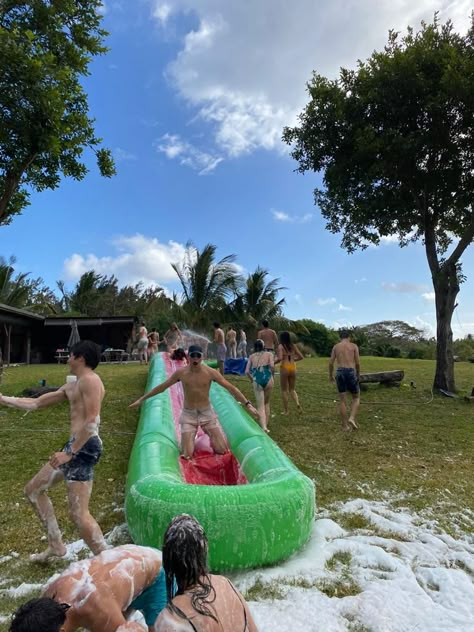 Hangout Party Ideas, Sweet 16 Water Slide Party, Summer 18th Birthday Party Ideas, Summer Birthday Ideas For Teens, Summer Sweet 16, Pool Party Activities, Birthday Party Ideas Summer, Summer Birthday Ideas, Friend Activities