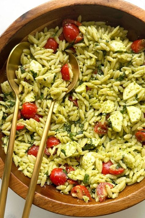 Orzo Pesto Salad is super easy to make and delicious! This salad is filled with orzo, tomatoes, mozzarella, fresh basil and pesto. Orzo Recipes Side, Orzo Pesto, Pesto Salad Recipes, Orzo Pasta Salad Recipe, Bananas Recipes, Orzo Salat, Dressings Recipes, Salad Spinach, Orzo Salad Recipes