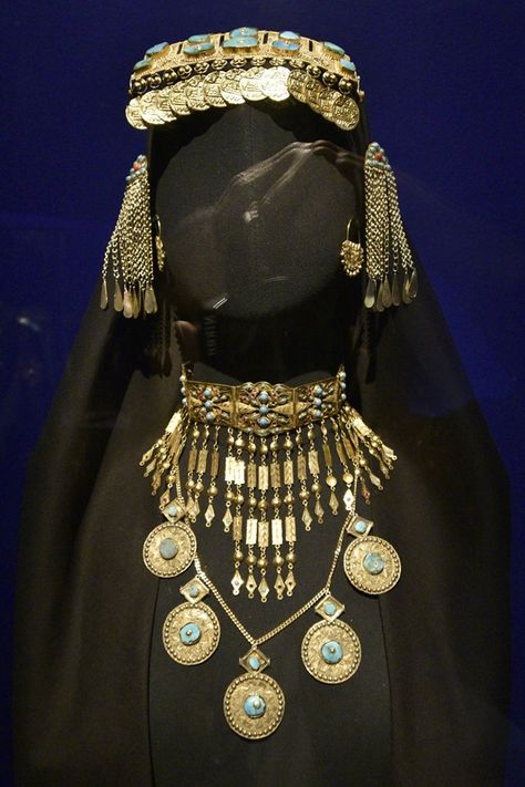 Saudi Arabian gold and turquoise jewelry from the Najd region. Saudi Arabian Jewelry, Saudi Jewellery Design, Arabian Jewelry Gold, Ancient Arabian Clothing, Arabic Jewelry Traditional, Saudi Jewelry, Gold And Turquoise Jewelry, Arabian Jewellery, Bedouin Jewelry