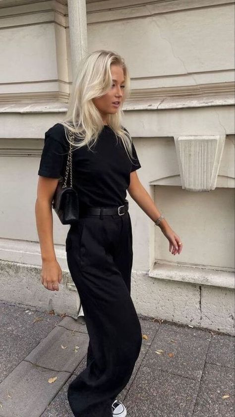 Chic Band Tee Outfit, Edgy New York Style, All Black Outfit Buisness Casual Summer, Feathered Shoes Outfit, Smart Casual Outfits For Women Summer, Style Black Trousers Casual, Business Casual Outfits New York, Style For Rainy Day, Black Linen Pants Fall