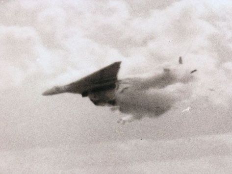 Shocking video shows Avro Vulcan VX770 disintegrating during fast pass at RAF Syerston in 1958 – The Aviation Geek Club Abandoned Aircraft, Aircraft Accidents, Aviation Art Prints, Aircraft Structure, Aviation Accidents, Fighter Planes Jets, Motorcycle Wiring, Avro Vulcan, Flying Wing