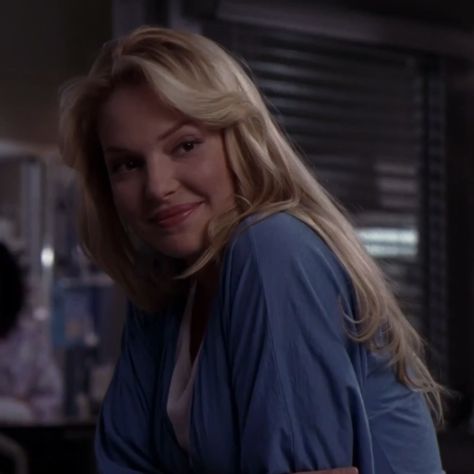 Season 1 Greys Anatomy, Izzie Stevens Season 1, Izzy Stevens Hair, Izzie Stevens Icons, Greys Anatomy Pfp, Izzy Stevens, Izzie Greys Anatomy, Greys Anatomy Izzie, Greys Anatomy Season 1