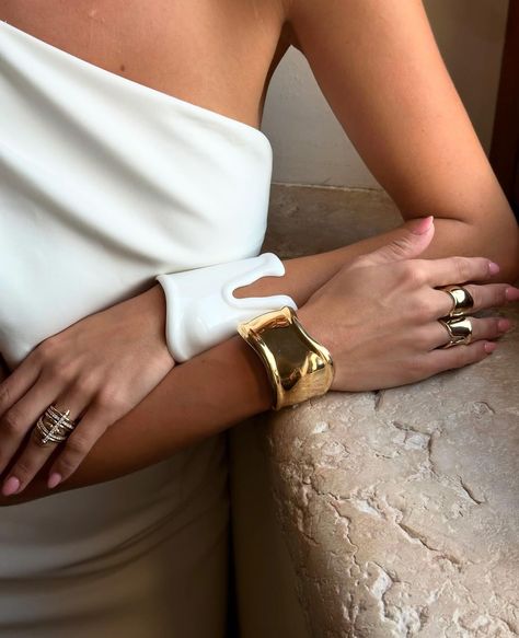 We love filling your feed with amazing jewellery ✨✨ 📸 @carina 🔎 Tiffany bracelet, Tiffany ring, split ring, Tiffany cuff, Tiffany bone cuff, Elsa Peretti cuff, bone cuff #tiffany #tiffanyring #tiffanybracelet #dubai #tiffanybonecuff #tiffanycuff #tiffanysplitring #splitring #bonecuff #elsaperetti #elsaperetticuff Bone Bracelet Tiffany, Tiffany Bone Cuff, Mixing Jewelry, Tiffany T Bracelet, Elsa Peretti Ring, Carina Zavline, Tiffany Elsa Peretti, Bone Cuff, Tiffany Ring