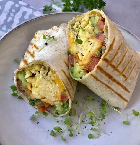 Avocado And Egg Wrap, Scrambled Eggs Wrap, Healthy Foods Lunch, Ideas For Breakfast Healthy, Scrambled Egg Wrap, Avocado And Egg Recipes, Wrap With Egg, Scrambled Eggs Ideas, Egg Avocado Wrap