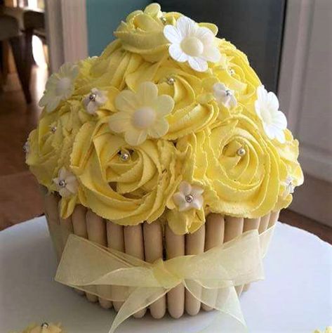 Giant Cupcake Giant Cupcake Ideas, Cupcake From Scratch, Cupcake Pan Recipes, Giant Cupcake Recipes, Giant Cupcake Cakes, Girly Party Ideas, Big Cupcake, Wrapped Candy, Easy Cupcake Recipes