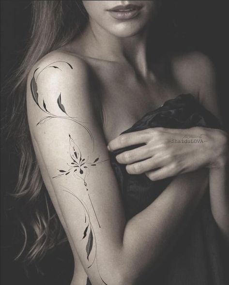 Simple Tattoo Designs For Women, Tattoos Realism, Hand And Finger Tattoos, Pisces Tattoos, Muster Tattoos, Simple Tattoo Designs, Bicep Tattoo, Weird Tattoos, Discreet Tattoos