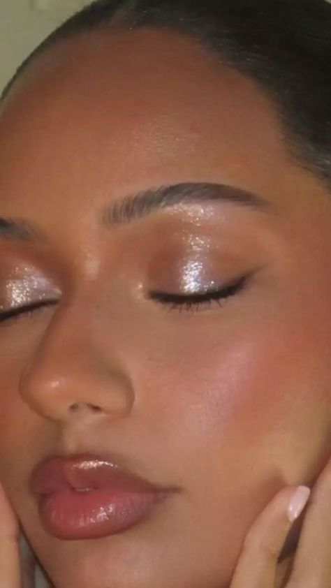 Eye Makeup | Glitter eyeshadow look to get sparkly eyes | Zoom TV Makeup Ideas Sparkle Glitter Eyeshadow, Makeup Ideas Sparkly, Soft Glam Makeup Aesthetic, Gel Eyeshadow Look, Sparkly Eyeshadow Look, Glitter Eyeshadow Simple, White Sparkly Eyeshadow, Sparkly Eye Makeup For Hooded Eyes, Glittery Makeup Looks Simple