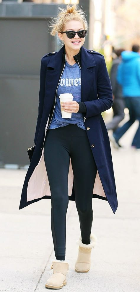 Gigi Hadid pairs a navy coat with a graphic t-shirt, leggings and Ugg mini boots. Ugg Mini Boots, Work Outfits Frauen, Ugg Boots Outfit, Walking Down The Street, Uggs Outfit, Bohol, Winter Stil, Milan Fashion Weeks, Celebrity Street Style