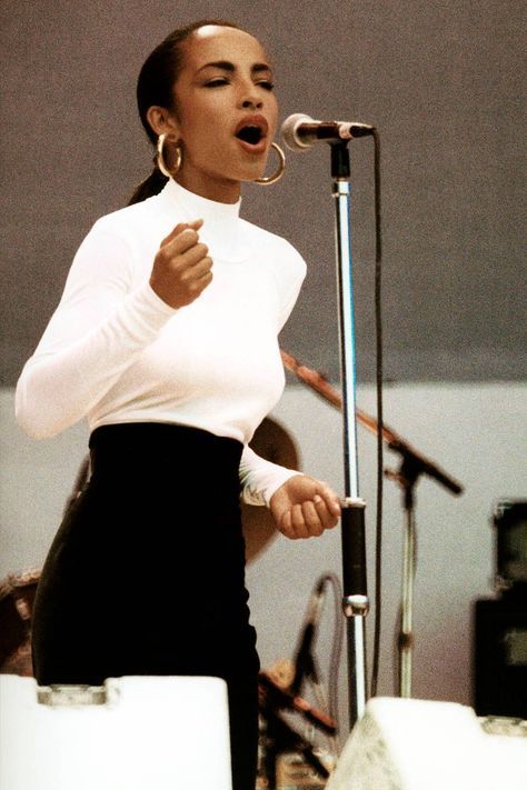 Sade Style Icons Inspiration, Style Icons Women, Sade Adu, Minimalist Moda, Roberto Cavalli Dress, Diane Keaton, Influential Women, Minimalistic Style, Trendy Swimwear