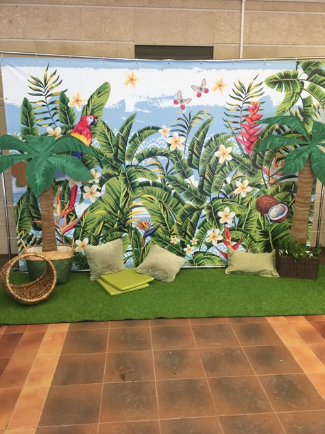 Beach Theme Party Decorations, Selfie Museum, Thai Decor, Detroit Zoo, Aloha Party, Luau Theme Party, Photo Zone, Luau Theme, Beach Themed Party