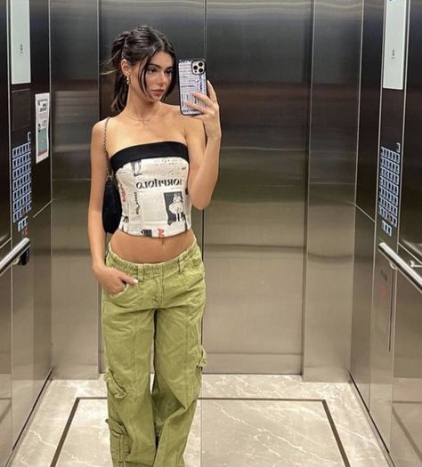 Crop Top Baggy Pants Outfit, Black Cargo Pants Outfit, Baggy Crop Top, Printed Top Outfit, Baggy Pants Outfit, Newspaper Print, Baggy Cargo Pants, Cargo Pants Outfit, Green Cargo Pants