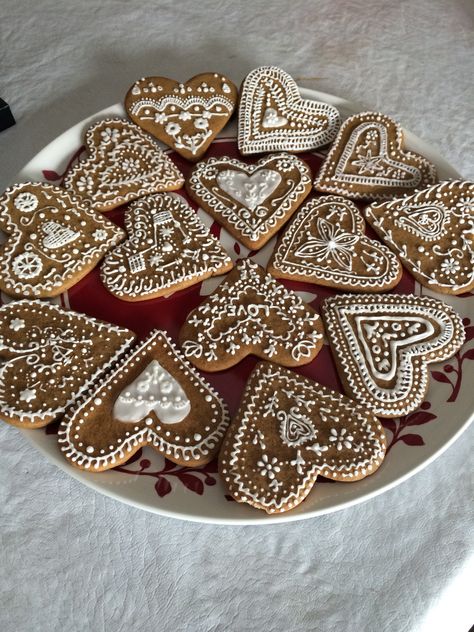 Gingerbread Hearts Decoration, Gingerbread Cookies Heart, Heart Gingerbread, Gingerbread Heart, Christmas Tree Festival, Gingerbread Cookies Decorated, Cookies Homemade, Christmas Gingerbread Cookies, Gingerbread Christmas Decor