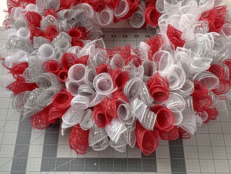 Christmas Mesh Ribbon Wreath, Easy Mesh Wreath, Deco Mesh Christmas Wreaths Diy, Tulle Wreath Diy, Ribbon Wreath Tutorial, Ribbon Wreath Diy, Deco Mesh Crafts, Making Mesh Wreaths, Mesh Ribbon Wreaths