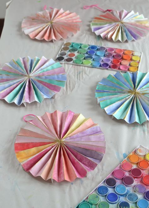 paper pinwheels made to be painted as a birthday party craft Paint With Watercolors, Paper Pinwheels, Pinwheels Paper, Activities For Teens, Diy Bricolage, Art Activity, Diy And Crafts Sewing, Make Paper, Paper Fans