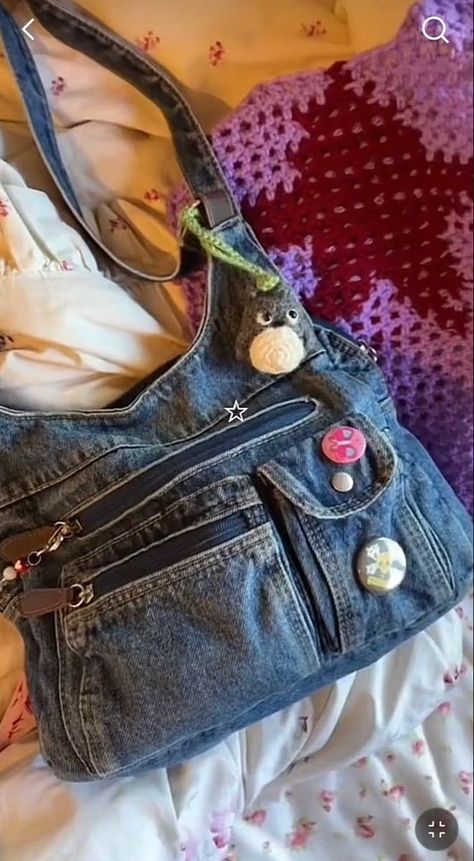 Things To Make With Jeans, Jean Purse Diy Free Pattern, Y2k School Bag, Jean Bags Pattern Ideas, Clothes Mending, Y2k Tote Bag, Diy Bags Jeans, Denim Crossbody Bag, School Bag Essentials