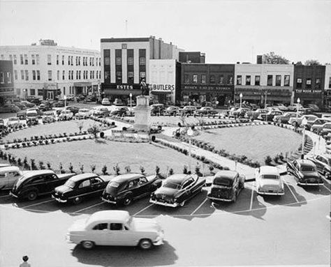 The square in downtown Gainesville. Circa 1955. #tbt #gainesvillega #jrcriders #peachstatepride #staysouthern Gainesville Georgia, Georgia History, Nc Mountains, Georgia Travel, Georgia On My Mind, Historic Photos, New Roads, Savannah Georgia, The Square