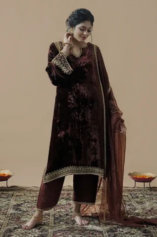 Plain Velvet Suit Design, Velvet Suit Designs Pakistani, Brown Velvet Suit, Ladies Suits Indian, Velvet Suit Design, Velvet Kurta, Wedding Outfits For Women, Pakistani Women, Velvet Dress Designs