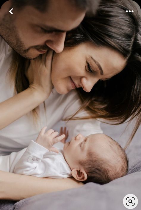 Newborn Family Pictures, Mother Baby Photography, Foto Newborn, Family Photos With Baby, Lifestyle Newborn Photos, Newborn Family Photos, Newborn Mom, Newborn Photography Poses, Newborn Baby Photoshoot